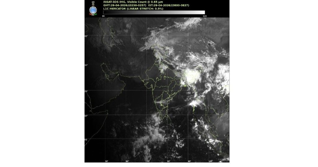 Cloudy skies and rain in Delhi morning weather change