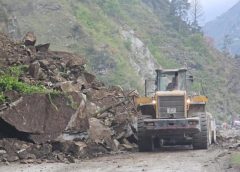 Jammu-Srinagar Highway Closure: Severe Landslides Disrupt Traffic for Second Day, 400+ Vehicles Stranded
