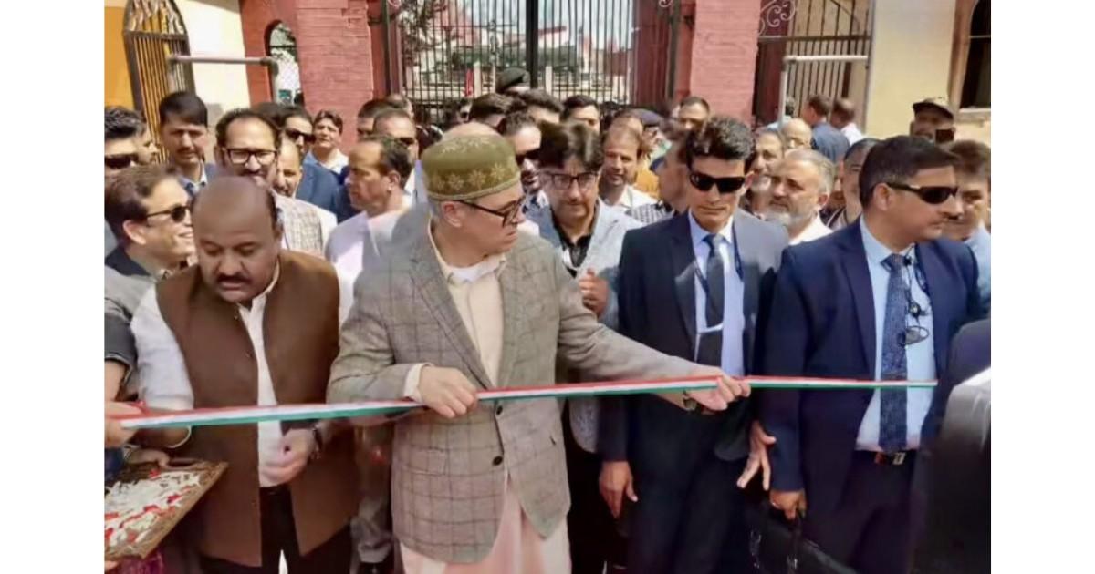 Omar Abdullah at Kashmir Haat refusing to cut tricolour ribbon