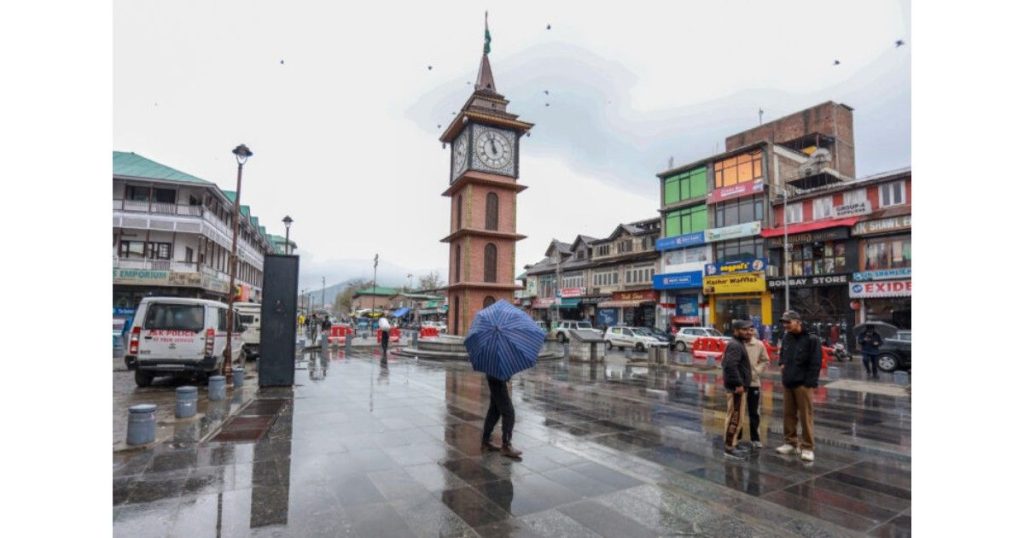 Light rainfall in Kashmir with cloudy skies and wet weather conditions across Srinagar and Gulmarg