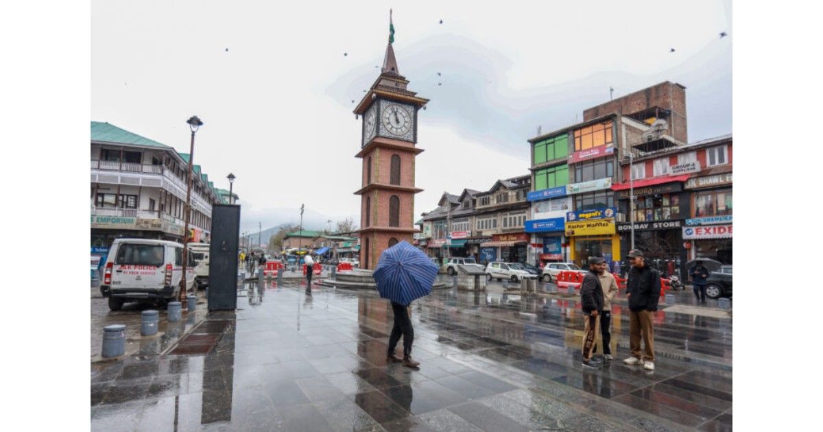 Light rainfall in Kashmir with cloudy skies and wet weather conditions across Srinagar and Gulmarg