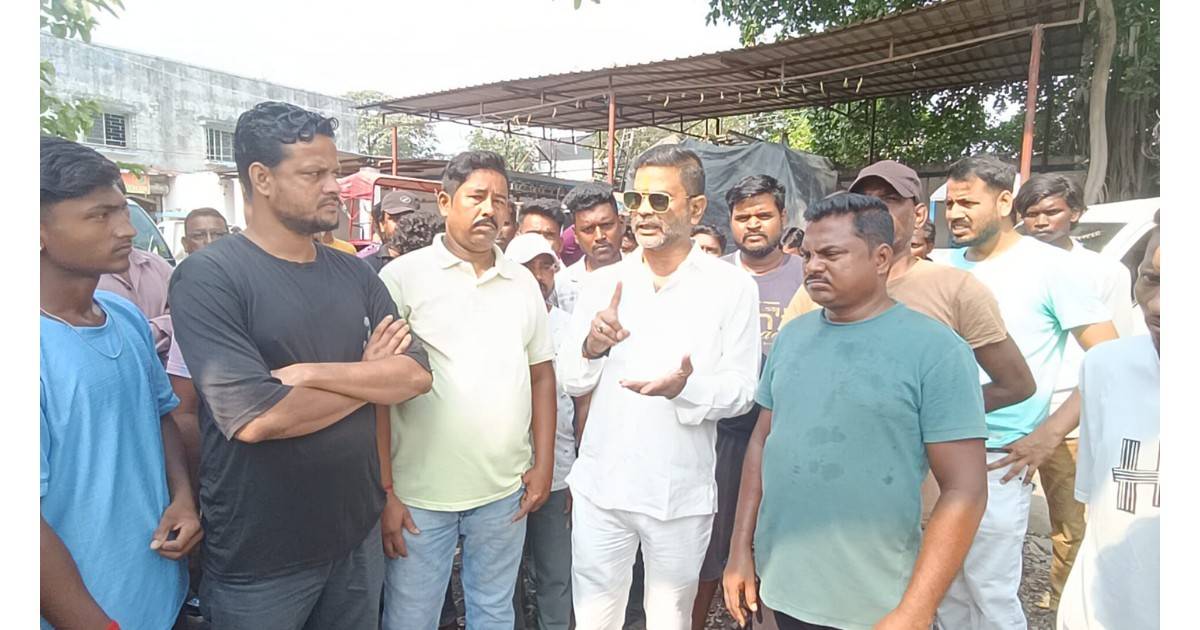 Sanitation workers protesting during Rishra Municipality strike in Hooghly district